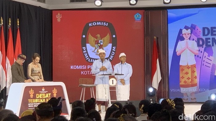 Paslon nomor urut 1 Gede Ngurah Ambara Putra-I Nengah Yasa Adi Susanto (Ambara-Adi) saat debat kedua Pilwalkot Denpasar di Hotel Prama, Sanur, Denpasar, Rabu (6/11/2024). (Foto: Rizki Setyo/detikBali)
