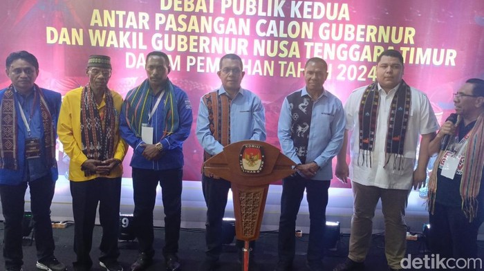 Paslon nomor urut 2 Emanuel Melkiades Laka Lena-Johanis Asadoma (Melki-Johni) saat memberi keterangan pers seusai debat terbuka kedua Pilgub NTT di Kupang, Rabu (6/11/2024). (Foto: Simon Selly/detikBali)