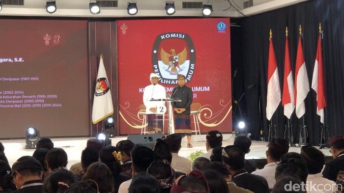 Paslon nomor urut 2 I Gusti Ngurah Jaya Negara-I Kadek Agus Arya Wibawa (Jaya-Wibawa) saat debat kedua Pilwalkot Denpasar di Hotel Prama, Sanur, Denpasar, Rabu (6/11/2024) malam. (Foto: Ida Bagus Putu Mahendra)