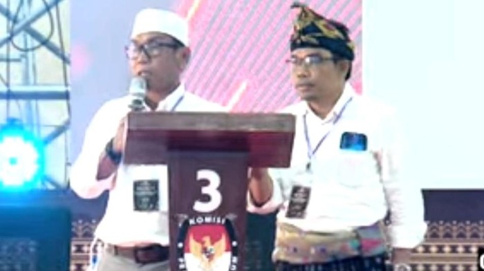 Paslon nomor urut 3, Ahmad Puaddi-Legewarman (Puad-Lege), tampil dalam debat perdana Pilbup Lombok Tengah 2024 di GOR Poltekpar Lombok, NTB, Rabu (6/11/2024). (Edi Suryansyah/detikBali)