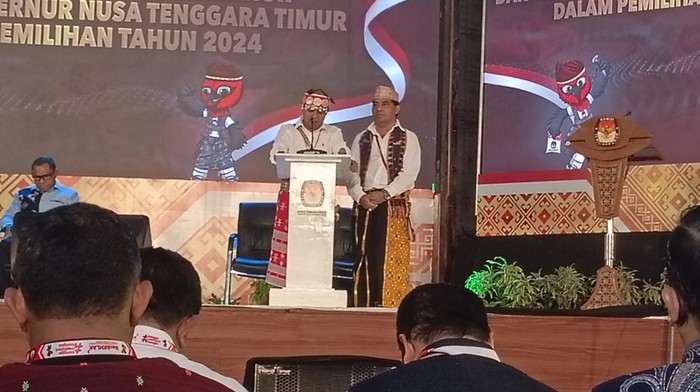 Paslon nomor urut 3, Simon Petrus Kamlasi dan Adrianus Garu (Siaga), tampil dalam debat kedua Pilgub NTT 2024 di Auditorium Undana Kupang, Rabu (6/11/2024). (Simon Selly/detikBali)