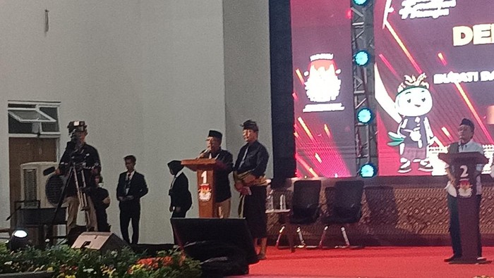 Paslon Ruslan Turmuzi-Lalu Normal Suzana (Ruslan-Normal) tampil dalam debat Pilbup Lombok Tengah 2024 di GOR Poltekpar Lombok, Rabu (6/11/2024). (Edi Suryansyah/detikBali)