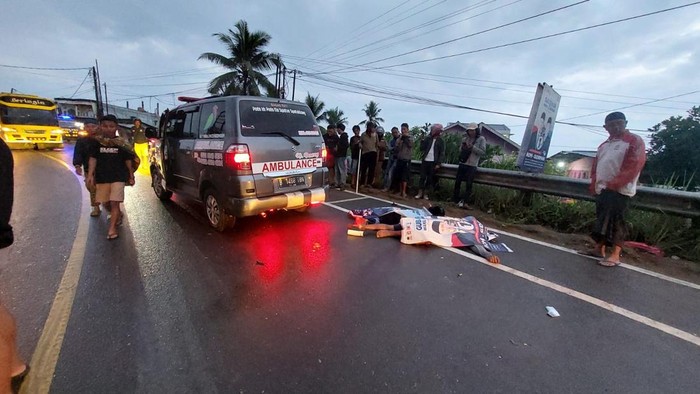 Pasutri di Jambi tewas ditabrak truk dari arah berlawanan.