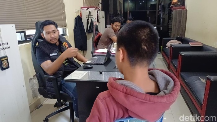 Pelaku penikaman, RA (15) diperiksa di penyidik Unit PPA Polres Pangkep.