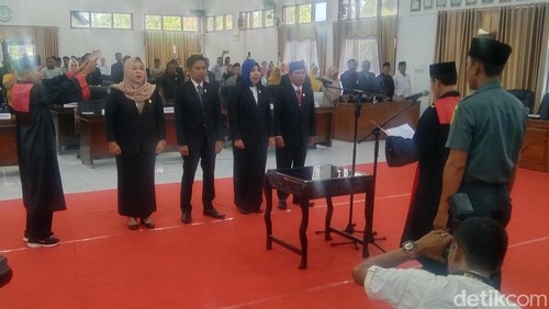 Pelantikan empat pimpinan DPRD Kabupaten Bima, NTB definitif periode 202-2029 di aula utama kantor DPRD Kabupaten Bima, Rabu, (6/11/2024). (Dok. Rafiin/detikBali)