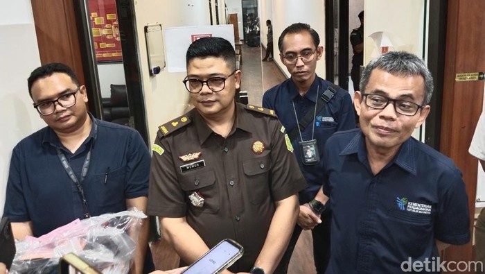 Pelimpahan kasus kecurangan SPBU KM 42 Tol Jakarta - Cikampek di Karawang ke Kejari Kota Bandung.