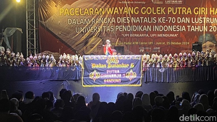 Pementasan kesenian wayang golek oleh dalang Dadan Sunandar Sunarya yang merupakan anak dari Asep Sunandar Sunarya di Kampus Universitas Pendidikan Indonesia, Kota Bandung. Jumat (25/10/2024).