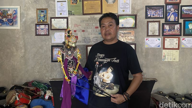 Pementasan kesenian wayang golek oleh dalang Dadan Sunandar Sunarya yang merupakan anak dari Asep Sunandar Sunarya di Kampus Universitas Pendidikan Indonesia, Kota Bandung. Jumat (25/10/2024).