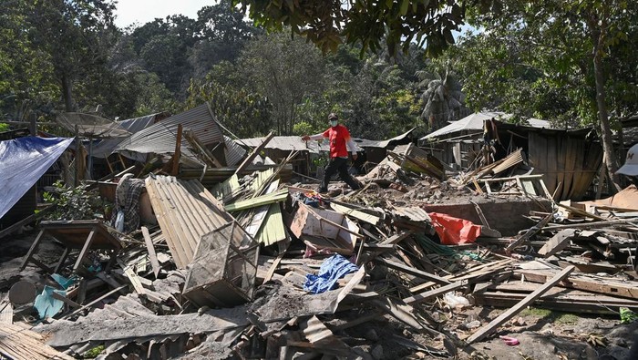 Relawan berada di sekitar rumah yang hancur akibat tertimpa batu panas dari erupsi Gunung Lewotobi Laki-laki di Desa Klatanlo, Wulanggitang, Kabupaten Flores Timur, Nusa Tenggara Timur, Rabu (6/11/2024). Bencara erupsi tersebut mengakibatkan 9 orang meninggal, 63 orang mengalami luka-luka, dan 2.472 lainnya mengungsi ke tiga titik pengungsian. ANTARA FOTO/Aditya Pradana Putra/Spt.
