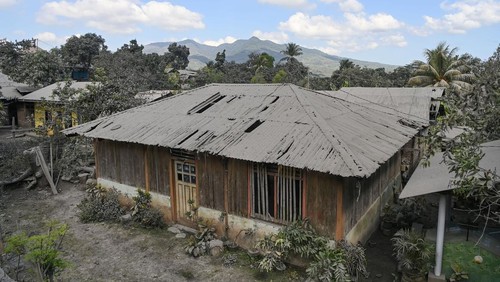 Relawan berada di sekitar rumah yang hancur akibat tertimpa batu panas dari erupsi Gunung Lewotobi Laki-laki di Desa Klatanlo, Wulanggitang, Kabupaten Flores Timur, Nusa Tenggara Timur, Rabu (6/11/2024). Bencara erupsi tersebut mengakibatkan 9 orang meninggal, 63 orang mengalami luka-luka, dan 2.472 lainnya mengungsi ke tiga titik pengungsian. ANTARA FOTO/Aditya Pradana Putra/Spt.