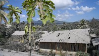 Suasana permukiman terdampak erupsi Gunung Lewotobi Laki-laki di Desa Klatanlo, Wulanggitang, Kabupaten Flores Timur, Nusa Tenggara Timur, Rabu (6/11/2024).   