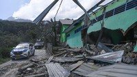 Selain rumah warga, bangunan sekolah juga hancur akibat tertimpa batu panas dari erupsi Gunung Lewotobi Laki-laki.  