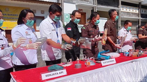 Pemusnahan barang bukti hasil kejahatan di Kejari Denpasar, Rabu (6/11/2024). (Aryo Mahendro/detikBali).