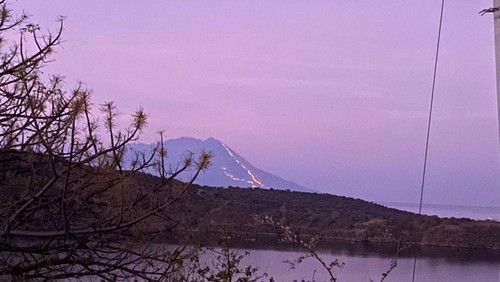 Penampakan kebakaran ilalang di Gunung Sangeang Api, Kabupaten Bima, NTB, yang dikira erupsi, Rabu (6/11/2024) sore. (Istimewa)