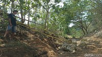 Lubang di sungai itu berdiameter sekitar 1,5 meter. Sedangkan kedalamannya diperkirakan hingga 10 meter.