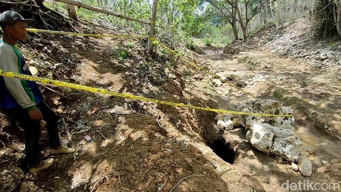 Penampakan Lubang misterius di sungai kaliasat Blitar Penampakan Lubang misterius di sungai kaliasat Blitar