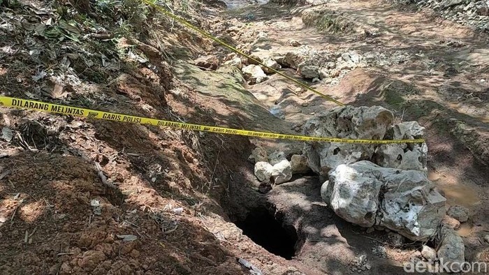 Penampakan Lubang misterius di sungai kaliasat Blitar