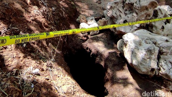 Penampakan Lubang Misterius di Sungai Kaliasat Blitar