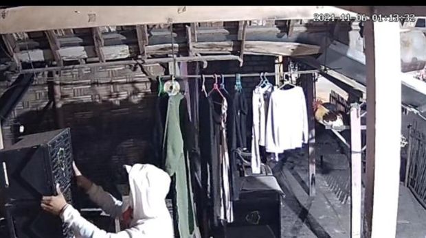 Pencuri di Lamongan kecelakaan saat hendak kabur karena aksinya di pergoki. Nahas, ia tewas saat dirawat di rumah sakit