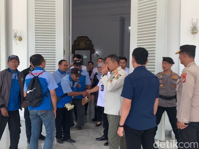 Penjabat (Pj) Gubernur DKI Jakarta, Teguh Setyabudi, menerima perwakilan buruh. (Kadek Melda Luxiana/detikcom).