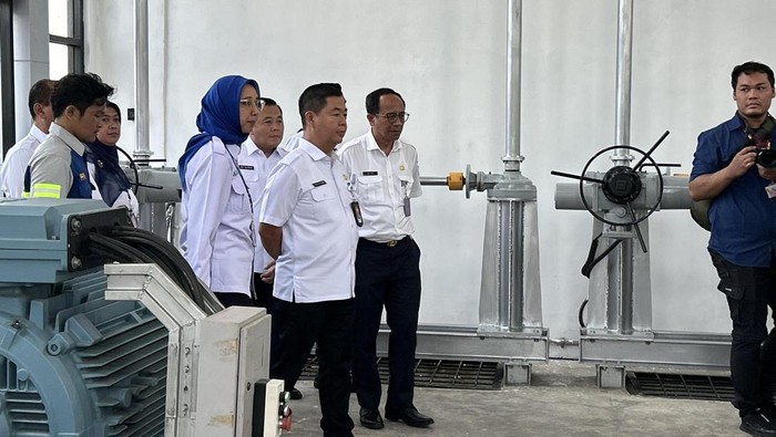 Penjabat (PJ) Gubernur DKI Jakarta, Teguh Setyabudi, meninjau rumah pompa Green Garden, Jakbar.