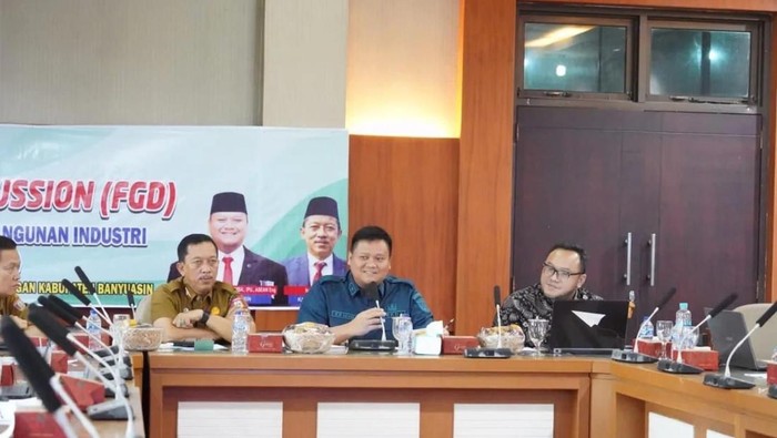 Sekda Banyuasin Erwin Ibrahim (tengah) saat pimpin FGD RIPIK di ruangannya.