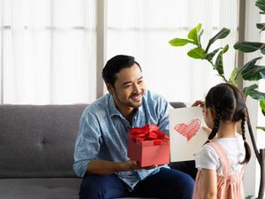 35+ Ucapan Hari Ayah Nasional yang Menyentuh Hati