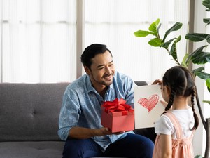 Beri Kejutan di Hari Ayah 2024, Ini Rekomendasi Kado Istimewa
