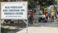 Perbaikan jaringan yang putus dilakukan agar pasokan listrik kembali normal.