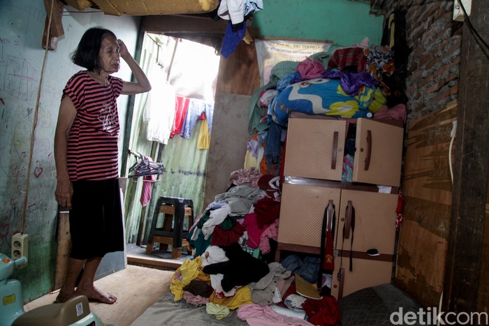 Aktivitas warga di Kelurahan Tanah Tinggi, Jakarta. Kelurahan Tanah Tinggi masuk ke dalam kawasan Kecamatan Johar Baru yang menjadi salah satu permukiman terpadat. Saking padatnya, warga hidup di rumah yang sempit, Rabu (6/11/2024).