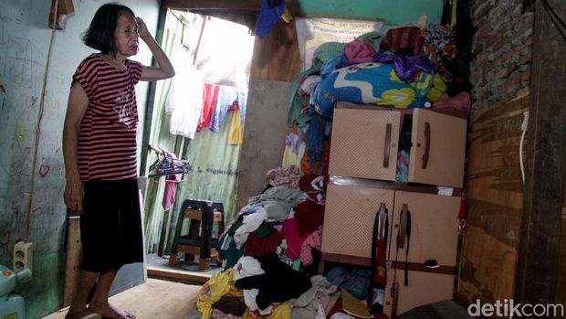 Aktivitas warga di Kelurahan Tanah Tinggi, Jakarta. Kelurahan Tanah Tinggi masuk ke dalam kawasan Kecamatan Johar Baru yang menjadi salah satu permukiman terpadat. Saking padatnya, warga hidup di rumah yang sempit, Rabu (6/11/2024).