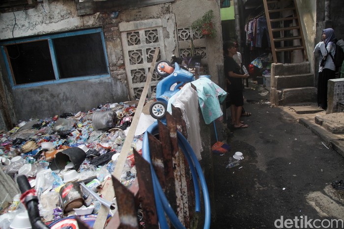 Aktivitas warga di Kelurahan Tanah Tinggi, Jakarta. Kelurahan Tanah Tinggi masuk ke dalam kawasan Kecamatan Johar Baru yang menjadi salah satu permukiman terpadat. Saking padatnya, warga hidup di rumah yang sempit, Rabu (6/11/2024).