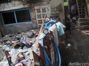 Rumah Tetangga Kosong di Permukiman Sumpek Jakpus Jadi Tempat Sampah Warga