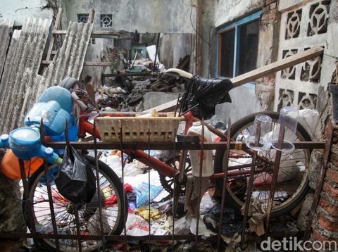 Aktivitas warga di Kelurahan Tanah Tinggi, Jakarta. Kelurahan Tanah Tinggi masuk ke dalam kawasan Kecamatan Johar Baru yang menjadi salah satu permukiman terpadat. Saking padatnya, warga hidup di rumah yang sempit, Rabu (6/11/2024).