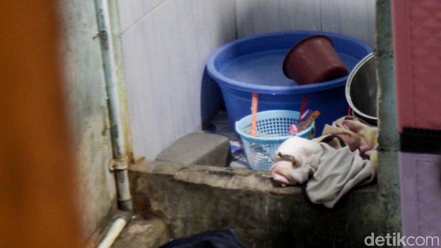 Aktivitas warga di Kelurahan Tanah Tinggi, Jakarta. Kelurahan Tanah Tinggi masuk ke dalam kawasan Kecamatan Johar Baru yang menjadi salah satu permukiman terpadat. Saking padatnya, warga hidup di rumah yang sempit, Rabu (6/11/2024).