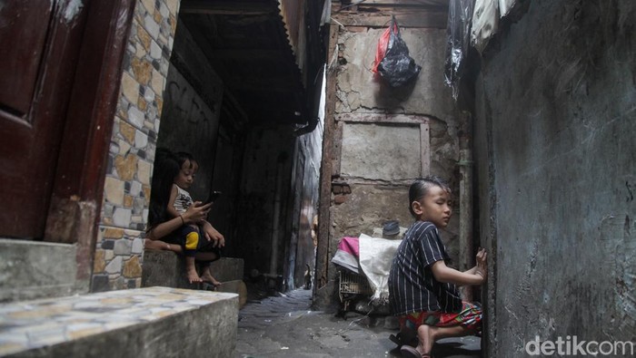 Aktivitas warga di Kelurahan Tanah Tinggi, Jakarta. Kelurahan Tanah Tinggi masuk ke dalam kawasan Kecamatan Johar Baru yang menjadi salah satu permukiman terpadat. Saking padatnya, warga hidup di rumah yang sempit, Rabu (6/11/2024).
