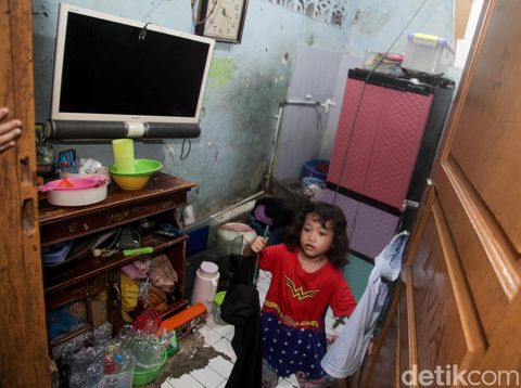 Aktivitas warga di Kelurahan Tanah Tinggi, Jakarta. Kelurahan Tanah Tinggi masuk ke dalam kawasan Kecamatan Johar Baru yang menjadi salah satu permukiman terpadat. Saking padatnya, warga hidup di rumah yang sempit, Rabu (6/11/2024).