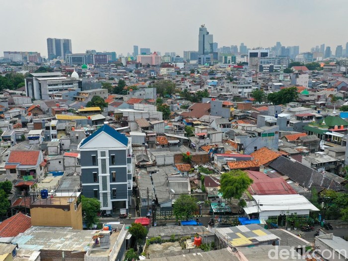 Aktivitas warga di Kelurahan Tanah Tinggi, Jakarta. Kelurahan Tanah Tinggi masuk ke dalam kawasan Kecamatan Johar Baru yang menjadi salah satu permukiman terpadat. Saking padatnya, warga hidup di rumah yang sempit, Rabu (6/11/2024).