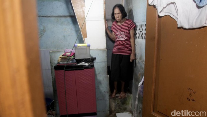 Aktivitas warga di Kelurahan Tanah Tinggi, Jakarta. Kelurahan Tanah Tinggi masuk ke dalam kawasan Kecamatan Johar Baru yang menjadi salah satu permukiman terpadat. Saking padatnya, warga hidup di rumah yang sempit, Rabu (6/11/2024).