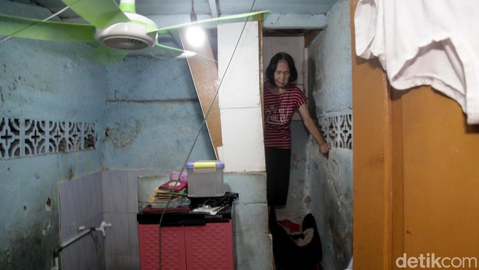 Aktivitas warga di Kelurahan Tanah Tinggi, Jakarta. Kelurahan Tanah Tinggi masuk ke dalam kawasan Kecamatan Johar Baru yang menjadi salah satu permukiman terpadat. Saking padatnya, warga hidup di rumah yang sempit, Rabu (6/11/2024).