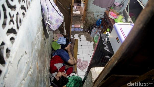 Aktivitas warga di Kelurahan Tanah Tinggi, Jakarta. Kelurahan Tanah Tinggi masuk ke dalam kawasan Kecamatan Johar Baru yang menjadi salah satu permukiman terpadat. Saking padatnya, warga hidup di rumah yang sempit, Rabu (6/11/2024).
