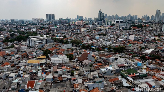 Aktivitas warga di Kelurahan Tanah Tinggi, Jakarta. Kelurahan Tanah Tinggi masuk ke dalam kawasan Kecamatan Johar Baru yang menjadi salah satu permukiman terpadat. Saking padatnya, warga hidup di rumah yang sempit, Rabu (6/11/2024).