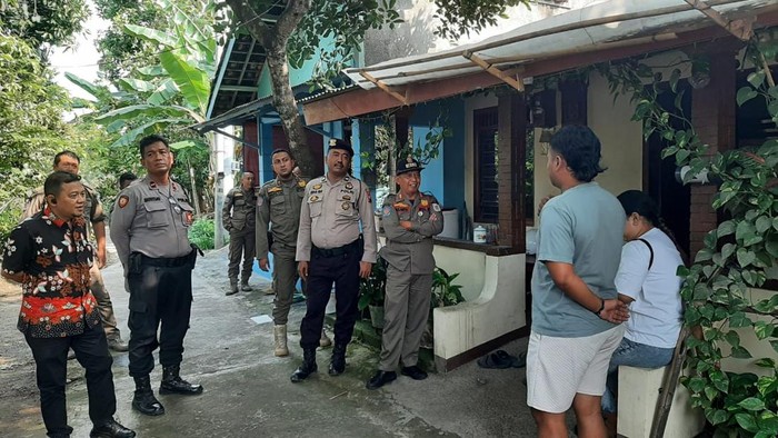 Petugas gabungan saat menertibkan outlet penjual miras tanpa izin jual. Foto diunggah Rabu (6/11/2024).