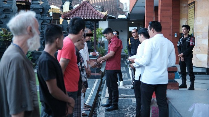 Petugas Lapas Kelas IIB Tabanan saat mengecek narapidana dan memeriksa barang bawaan sebelum dipindah ke Bangli dan Karangasem.