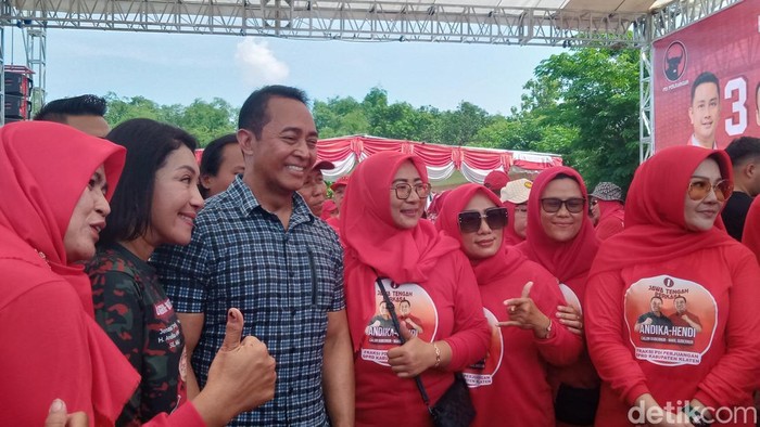 Cagub Jateng nomor urut 1, Andika Perkasa, saat roadshow di Cawas, Klaten, Rabu (6/11/2024).
