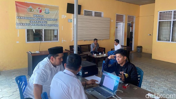 Warga berinisial AR (32) melapor ke Bawaslu Soppeng soal aksi konvoi motor pendukung Siap-Ada.