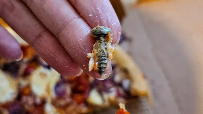 temuan baut pada pizza