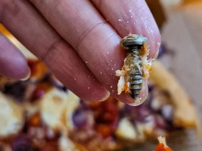 temuan baut pada pizza