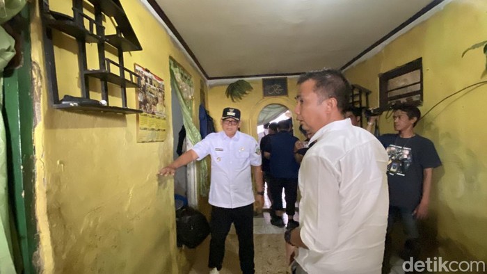 Pj Gubernur Jabar Bey Machmudin saat meninjau lokasi banjir di Sukabumi