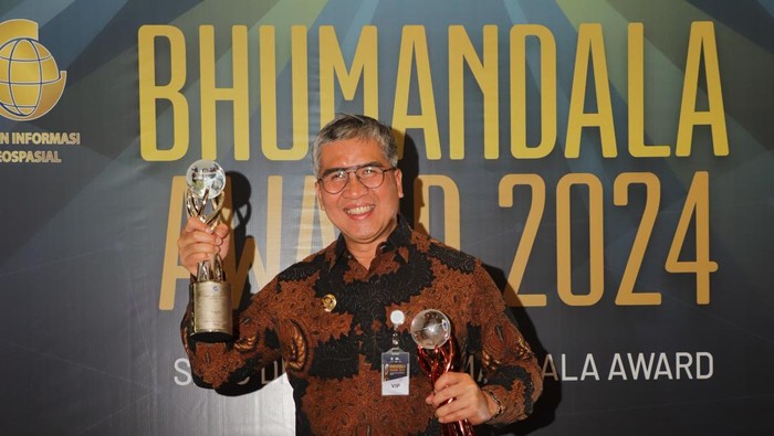Pj Wali Kota Cimahi, Dicky Saromi terima langsung penghargaan Bhumandala Award 2024 untuk Pemkot Cimahi.